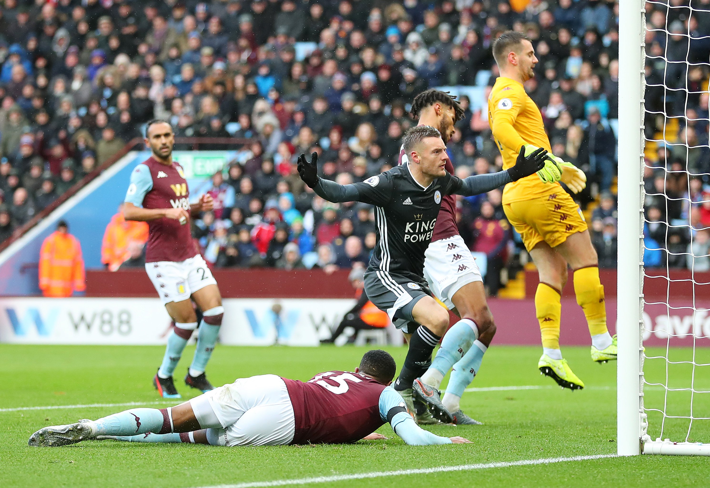 一个陪伴他 一个陪伴他